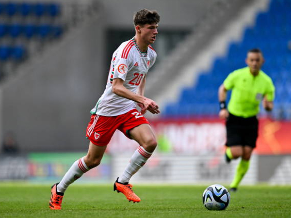 Troy Perrett Dipantau Klub Premier League, Aston Villa Salah Satunya