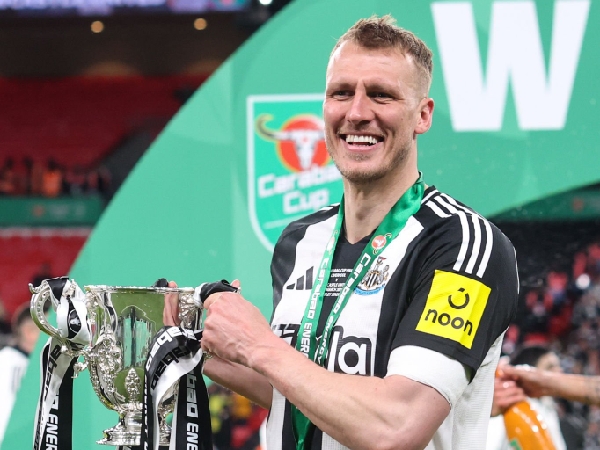 Dan Burn meraih gelar Carabao Cup bersama Newcastle United