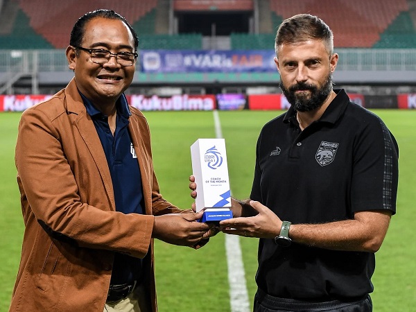Pelatih Borneo FC, Joaquin Gomez saat menerima penghargaan pelatih terbaik Februari