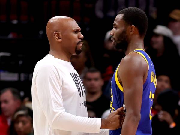 Jerry Stackhouse (kiri) dan Andrew Wiggins. (Foto: AP)