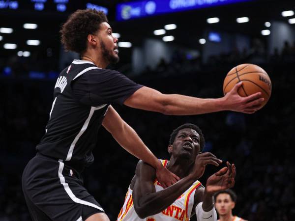 Cameron Johnson (kiri) mencetak 28 poin saat Brooklyn Nets meraih kemenangan 122-114 atas tim tamu Atlanta Hawks pada Minggu (16/3) malam. (Foto: AP)