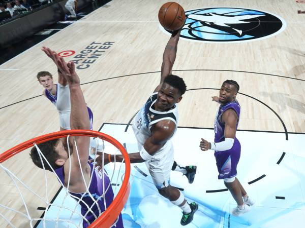 Anthony Edwards (tengah) mencetak 41 poin saat Minnesota Timberwolves meraih kemenangan 128-102 atas Utah Jazz pada Minggu (16/3) malam di Minneapolis. (Foto: AP)