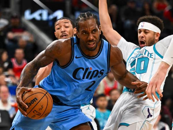 Kawhi Leonard (kirk) mencetak 23 poin saat Los Angeles Clippers meraih kemenangan 123-88 atas Charlotte Hornets pada hari Minggu (16/3) malam di Inglewood, Calif.