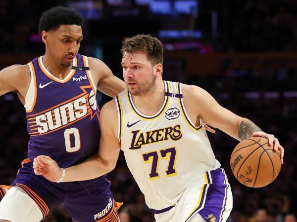 Luka Doncic (kiri) mencetak 33 poin saat Los Angeles Lakers meraih kemenangan 107-96 atas tim tamu Phoenix Suns pada hari Minggu (16/3) sore. (Foto: AP)