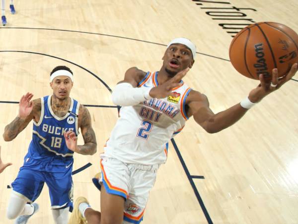Shai Gilgeous-Alexander (kanan) mencetak 31 poin saat Oklahoma City Thunder meraih kemenangan 121-105 atas tuan rumah Milwaukee Bucks pada Minggu (16/3) malam. (Foto: AP)