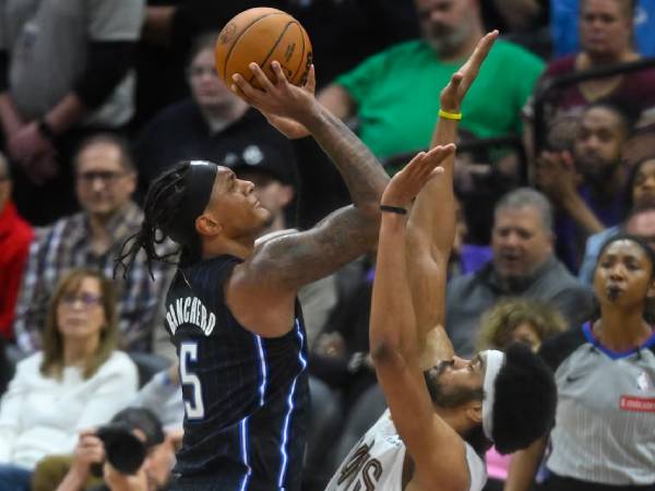 Paolo Banchero (kiri) mencetak 24 poin saat tim tamu Orlando Magic mengalahkan tim terbaik NBA Cleveland Cavaliers 108-103 pada Minggu (16/3) sore. (Foto: AP)