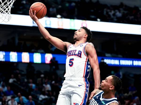 Quentin Grimes (kiri) mencetak 28 poin saat Philadelphia 76ers meraih kemenangan 130-125 atas tuan rumah Dallas Mavericks pada Minggu (16/3) siang. (Foto: AP)