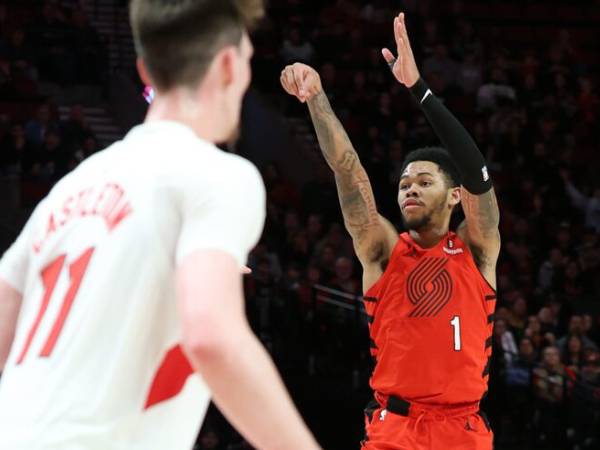 Anfernee Simons (kanan) mencetak 22 poin saat tuan rumah Portland Trail Blazers meraih kemenangan 105-102 atas Toronto Raptors pada hari Minggu (16/3) malam. (Foto: AP)