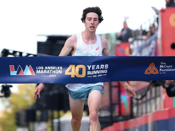 Matthew Richtman menyentuh garis finis lomba Maraton Los Angeles 2025. (Foto: AP)
