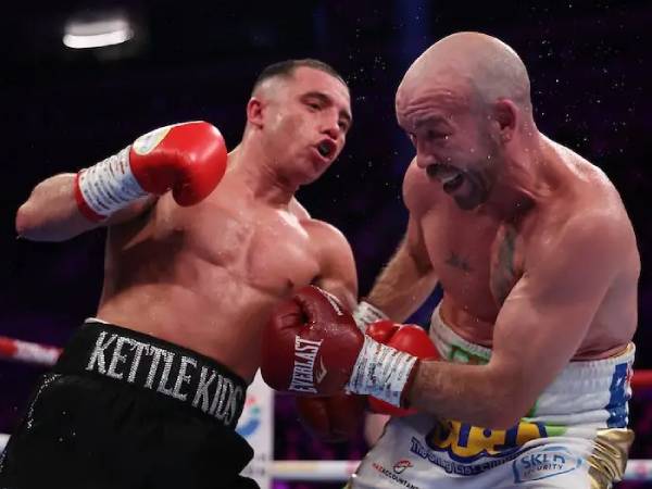 Nick Ball (kiri) menghentikan TJ Doheny di ronde kesepuluh. (Foto: Fight TV)