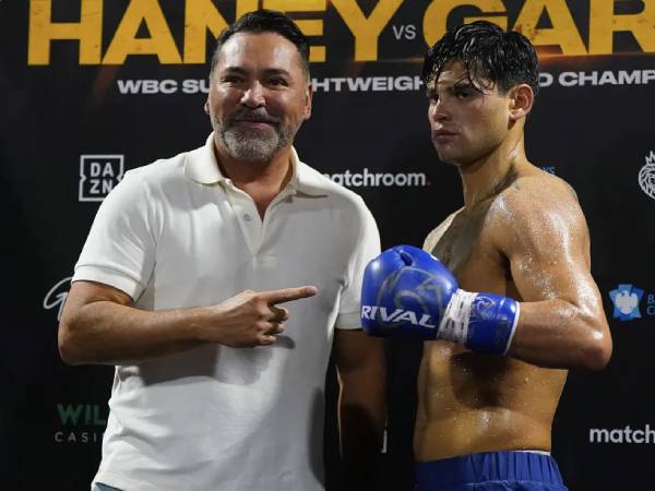Ryan Garcia (kanan) dan Oscar De La Hoya. (Foto: Fight TV)