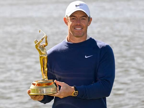 Rory McIlroy berpose dengan trofi gelar Players Championship. (Foto: Golf Digest)