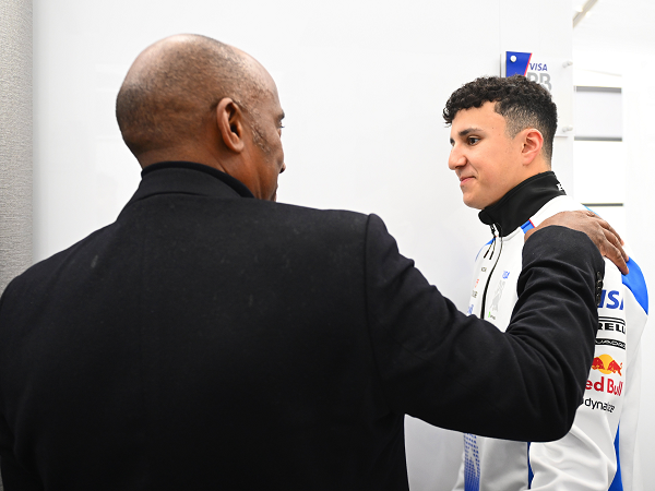 Anthony Hamilton ungkap alasannya peluk Isack Hadjar.