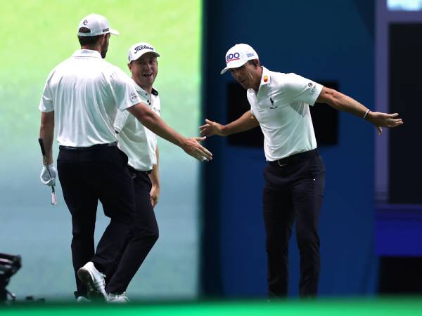 Patrick Cantlay, Justin Thomas dan Billy Horschel dari Atlanta Drive GC melakukan selebrasi setelah mengalahkan The Bay GC di semifinal TGL. (Foto: Golf Digest)