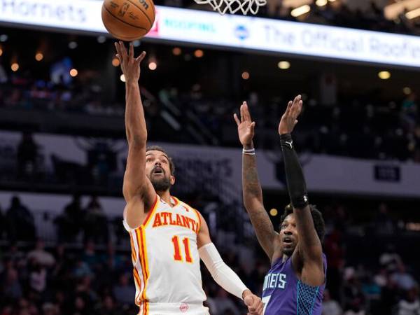 Trae Young (kiri) mencetak 31 poin saat Atlanta Hawks meraih kemenangan 134-102 atas tuan rumah Charlotte Hornets pada Selasa (18/3) malam. (Foto: AP)