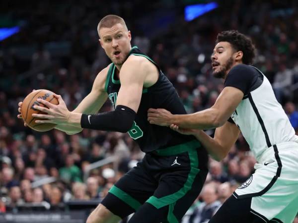 Kristaps Porzingis (kiri) mencetak 25 poin saat Boston Celtics mengalahkan tim tamu Brooklyn Nets 104-96 pada Selasa (18/3) malam. (Foto: AP)