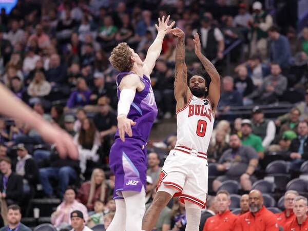 Coby White (kanan) mencetak 26 poin saat Chicago Bulls meraih kemenangan 111-97 atas Utah Jazz pada hari Senin (17/3) malam di Salt Lake City. (Foto: AP)