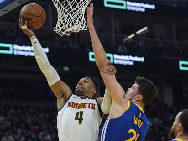 Russell Westbrook (kiri) mencatatkan triple-double saat Denver Nuggets mengejutkan Golden State Warriors 114-105 di San Fransisco pada Senin (17/3) malam. (Foto: AP)