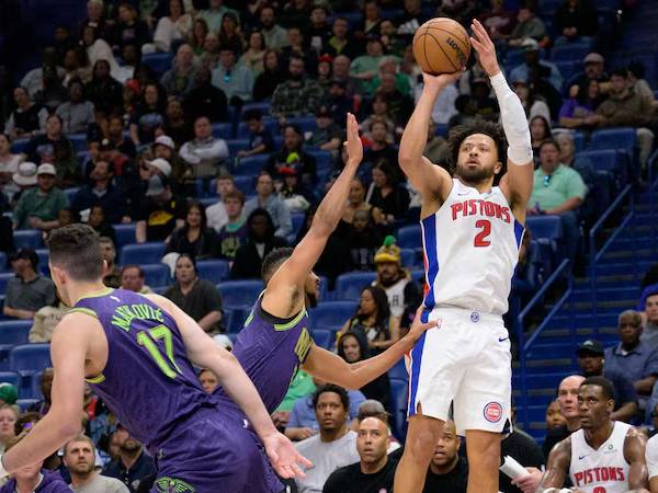 Cade Cunningham (kanan) mencetak 24 poin saat tim tamu Detroit Pistons mengalahkan New Orleans Pelicans 127-81 pada Senin (17/3) malam. (Foto: AP)