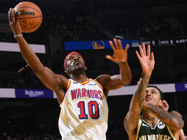 Jimmy Butler III (kiri) mencetak 24 poin saat Golden State Warriors mengalahkan Milwaukee Bucks 104-93 pada hari Selasa (18/3) malam. (Foto: AP)