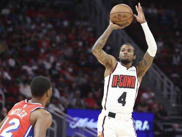 Jalen Green (kanan) mencetak 30 poin saat Houston Rockets mengalahkan tim tamu Philadelphia 76ers 144-137 dalam perpanjangan waktu pada Senin (17/3) malam. (Foto: AP)