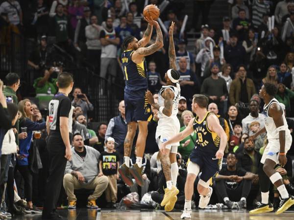 Obi Toppin melesakkan lemparan tiga angka dengan 3,5 detik tersisa di babak perpanjangan waktu untuk membawa Indiana Pacers menang 132-130 atas Minnesota Timberwolves pada Senin (17/3) malam di Minneapolis. (Foto: AP)