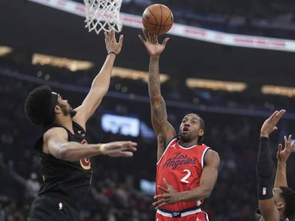 Kawhi Leonard (tengah) mencetak 33 poin saat Los Angeles Clippers Cleveland Cavaliers 132-119 pada Selasa (18/3) malam di Inglewood, Calif. (Foto: AP)