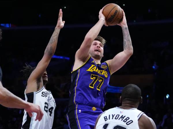 Luka Doncic (tengah) mencetak 21 poin saat Los Angeles Lakers mengalahkan San Antonio Spurs 125-109 pada hari Senin (17/3) malam. (Foto: AP)