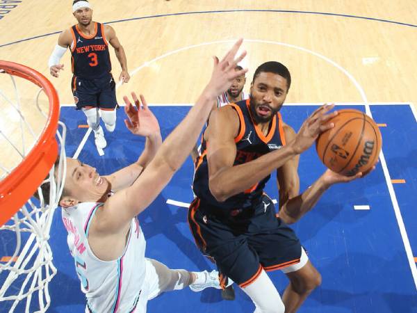 Mikal Bridges (kanan) mencetak 28 poin saat tuan rumah New York Knicks mengalahkan Miami Heat 116-95 pada Senin (17/3) malam. (Foto: AP)