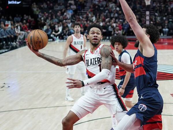 Anfernee Simons (kiri) mencetak 30 poin saat Portland Trail Blazers meraih kemenangan 112-97 atas tim tamu Washington Wizards pada Senin (17/3) malam. (Foto: AP)
