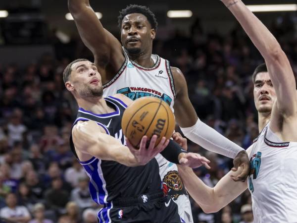 Zach LaVine (kiri) mencetak 23 poin saat Sacramento Kings menang 132-122 atas tim tamu Memphis Grizzlies pada hari Senin (17/3) malam. (Foto: AP)