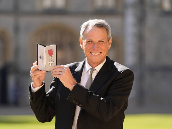 Legenda Liverpool, Alan Hansen Dianugerahi Gelar MBE di Kastil Windsor
