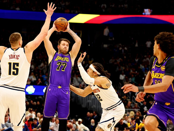 Luka Doncic siapkan diri lawan Denver Nuggets.