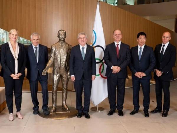 Presiden IOC Thomas Bach (tengah) berpose dengan beberapa kandidat penggantinya. (Foto: IOC)