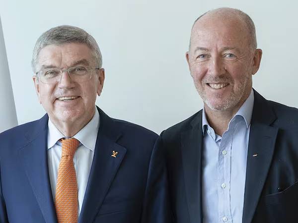 Michael Payne (kanan) dan Thomas Bach. (Foto: IOC)