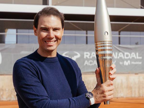 Rafael Nadal berpose dengan obor yang dibawanya selama upacara pembukaan Paris 2024. (Foto: Instagram)