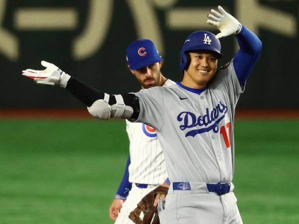 Shohei Ohtani menyapa penonton Tokyo saat menyentuh base. (Foto: AP)