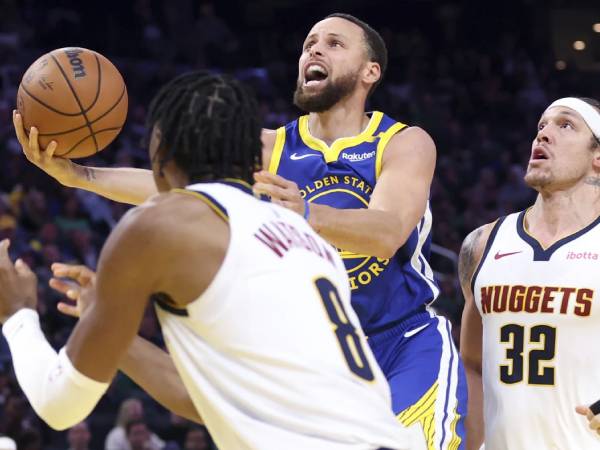 Stephen Curry (tengah) bermain kurang dari 36 menit saat Warriors dikalahkan Nuggets pada Senin (17/3). (Foto: AP)