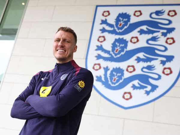 Tak Hanya Pemandu Sorak, Dan Burn Siap Berjuang di Timnas Inggris