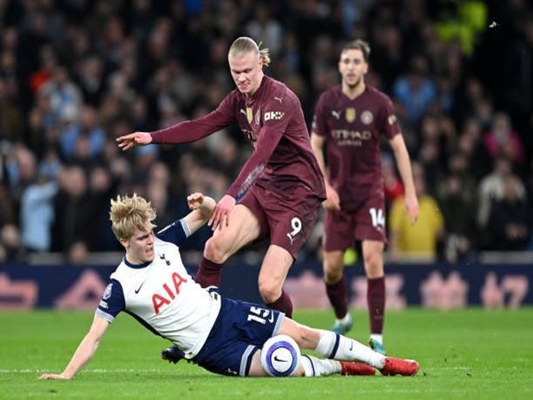 Gelandang Tottenham