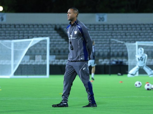 Pelatih timnas Indonesia, Patrick Kluivert memimpin latihan timnya
