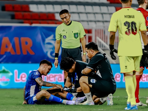Pemain PSIS Semarang, Gali Freitas mendapat perawatan di laga kontra Madura United
