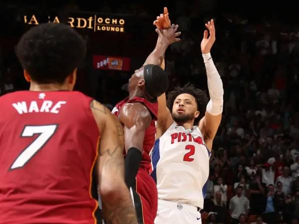 Cade Cunningham melesakkan tembakan tiga angka dengan 0,6 detik tersisa saat tim tamu Detroit Pistons mengalahkan Miami Heat 116-113 pada hari Rabu (19/3) malam. (Foto: AP)