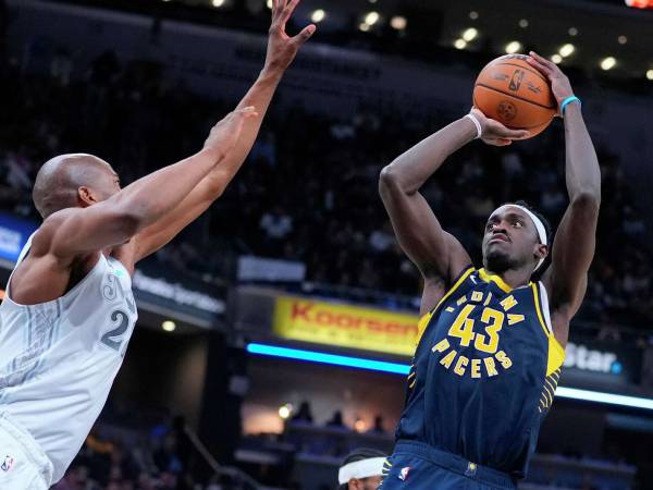 Pascal Siakam (kanan) mencetak 29 poin saat Indiana Pacers menang 135-131 atas Dallas Mavericks pada Rabu (19/3) malam di Indianapolis. (Foto: AP)