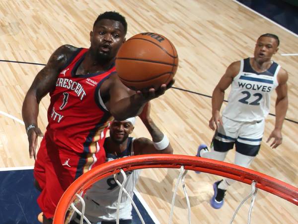 Zion Williamson (kiri) mencetak 29 poin saat New Orleans Pelicans mengalahkan Minnesota Timberwolves 119-115 pada Rabu (19/3) malam di Minneapolis. (Foto: AP)