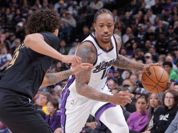 DeMar DeRozan (kanan) mencetak 27 poin saat tuan rumah Sacramento Kings mengalahkan Cleveland Cavaliers 123-119 pada hari Rabu (19/3) malam. (Foto: AP)