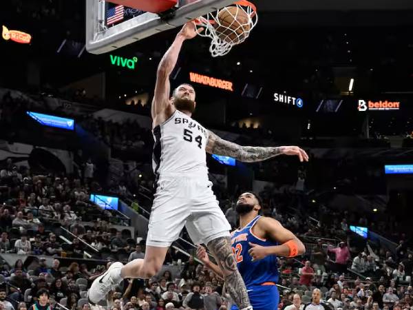 Sandro Mamukelashvili mencetak 34 poin saat tuan rumah San Antonio Spurs mengalahkan New York Knicks 120-105 pada hari Rabu (19/3) malam. (Foto: AP)
