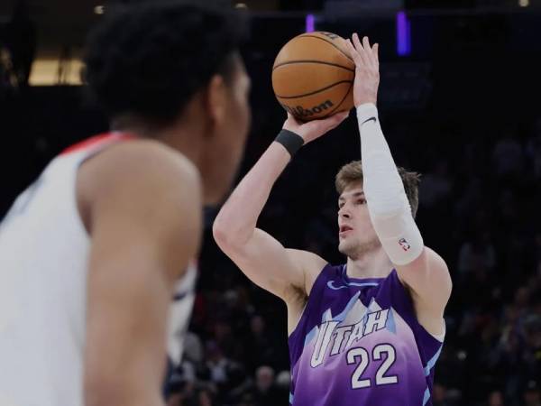 Kyle Filipowski (kanan) mencetak 21 poin saat Utah Jazz meraih kemenangan 128-112 atas Washington Wizards pada hari Rabu (19/3) malam di Salt Lake City. (Foto: AP)