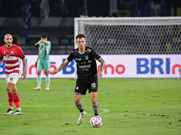 Gelandang Persib, Tyronne del Pino