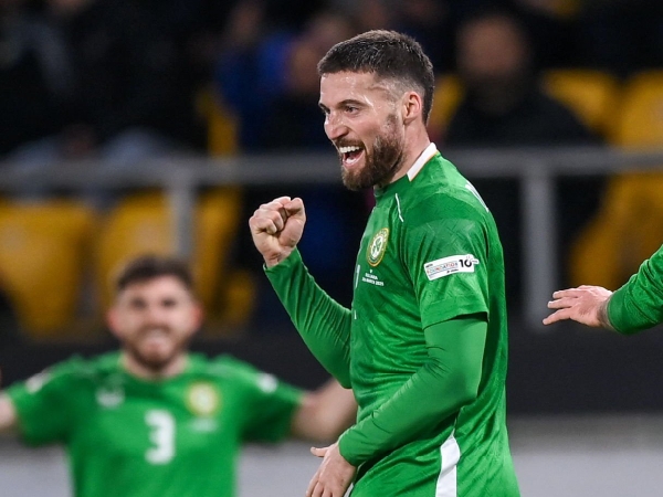 Bek Republik Irlandia, Matt Doherty, merayakan golnya ke gawang Bulgaria